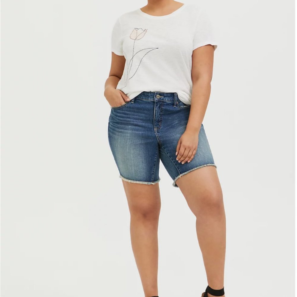 COPY - Torrid HIGH RISE BERMUDA SHORT - VINTAGE STRETCH MEDIUM WASH Size 22